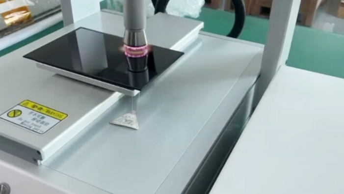 液晶显示模组偏光片91香蕉视频IOS下载清洗提高后续粘接性能